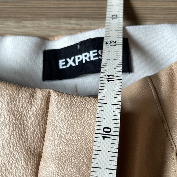 Express Faux Leather Pants NWOT Size 4 Tan Tapered leg Darts Pockets Neutral - Picture 10 of 15